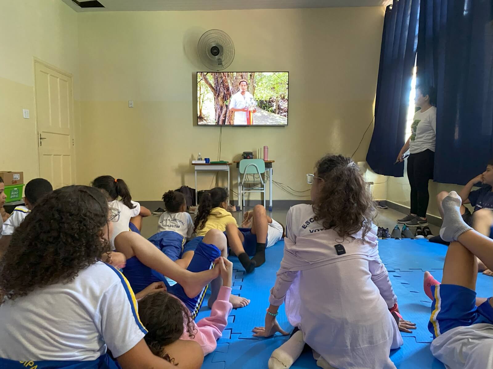 Flavia fazendo uma apresentação