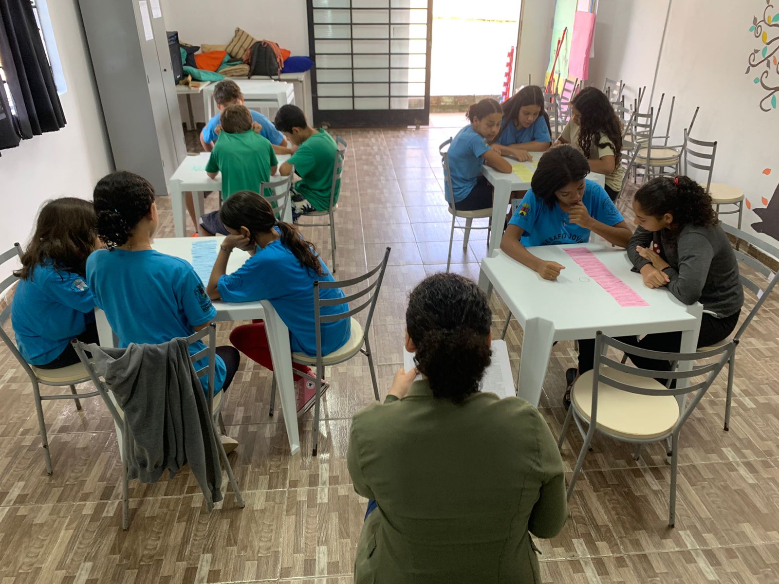 Flavia fazendo uma apresentação