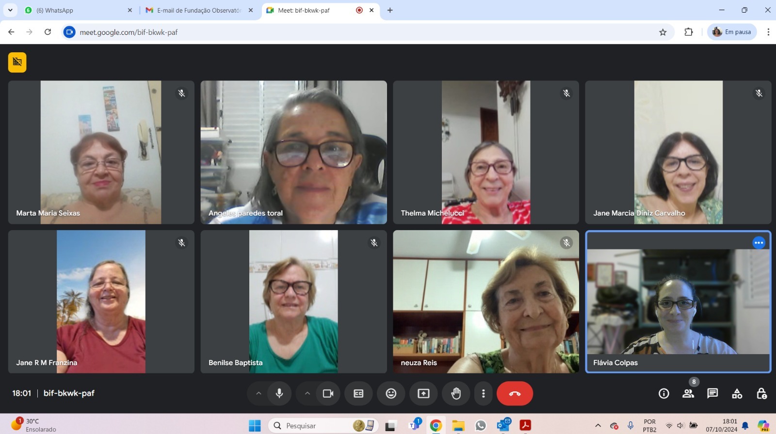 Flavia fazendo uma apresentação