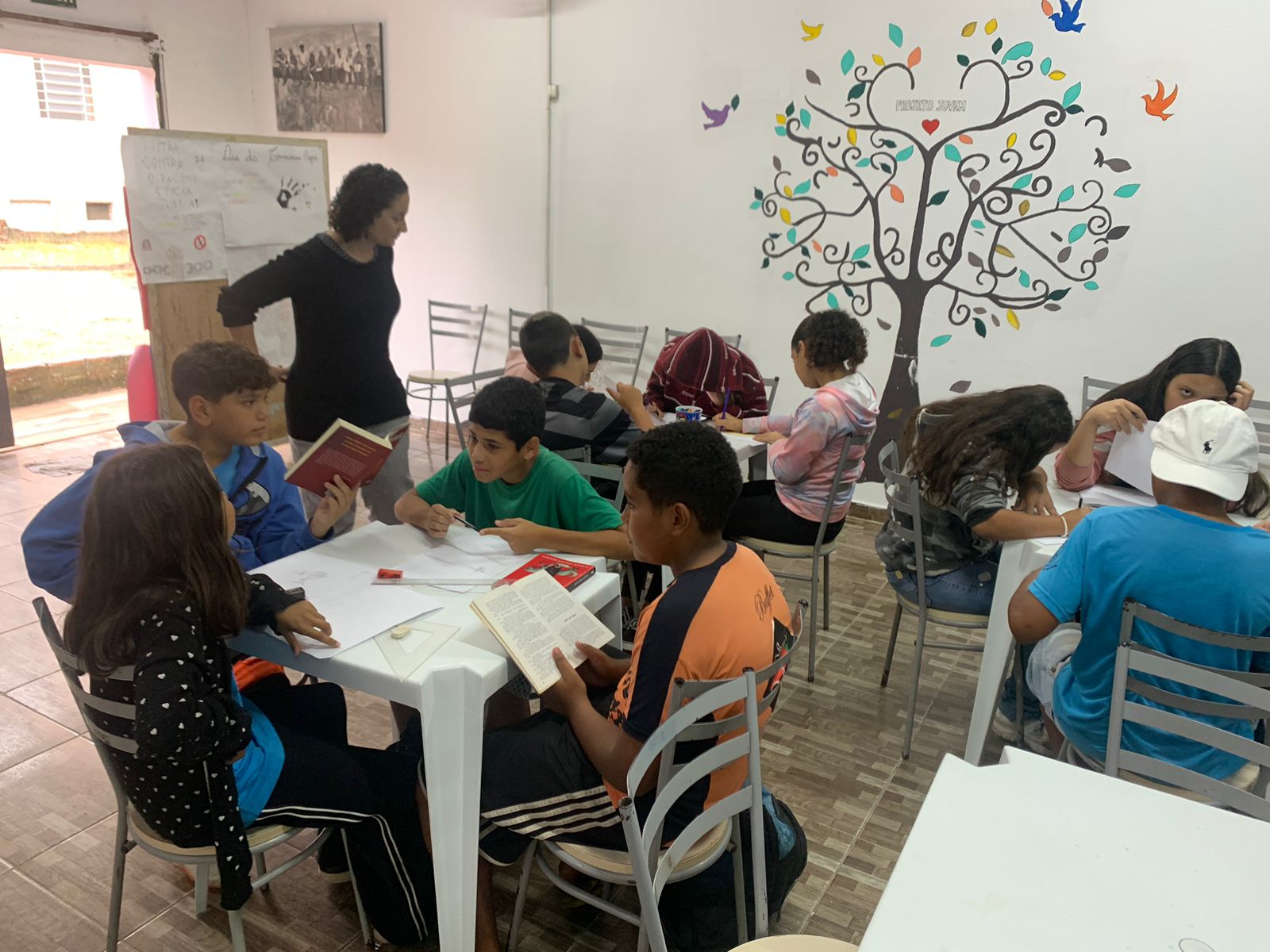 Flavia fazendo uma apresentação