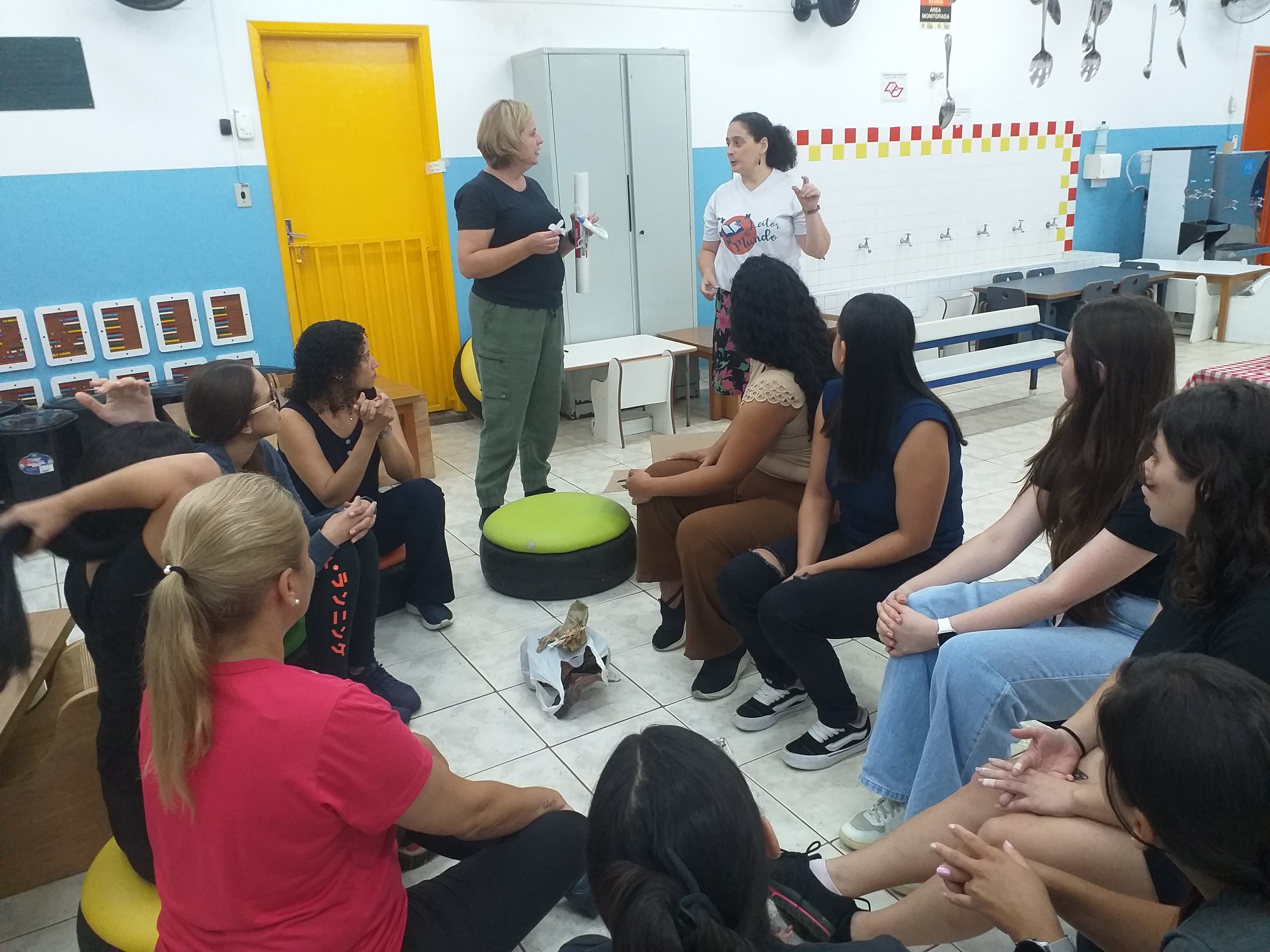 Flavia fazendo uma apresentação